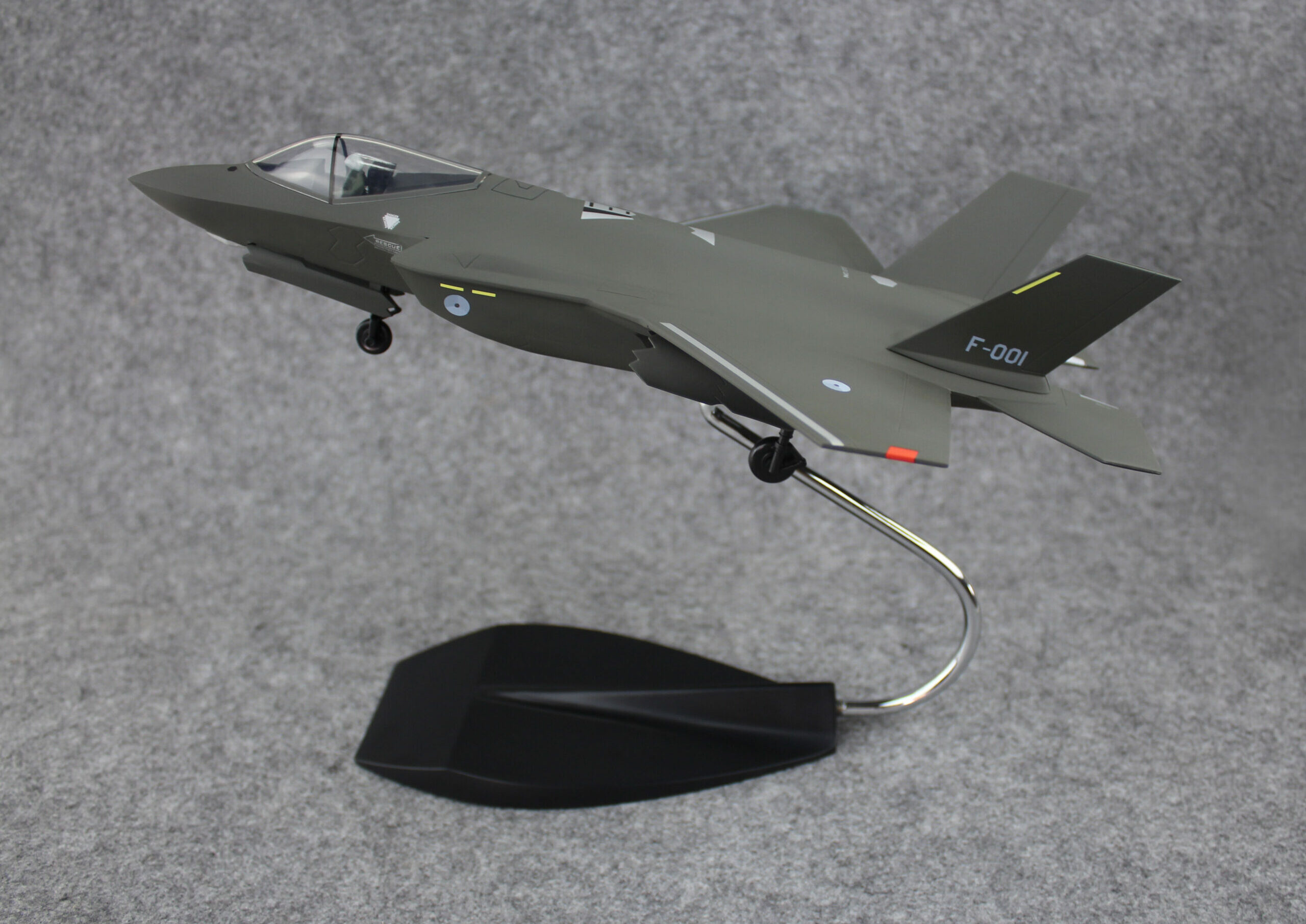 F-35A with landing gear 1-48 scale (3)